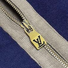 🛒🛒LV 男士初剪羊毛拉链针织夹克外套,本款夹克以精致针织工艺诠释现代男装美学。主体选用柔软初剪羊毛纱线织就,呈现细腻纹 🛒🛒LV 男士初剪羊毛拉链针织夹克外套,本款夹克以精致针织工艺诠释现代男装美学。主体选用柔软初剪羊毛纱线织就,呈现细腻纹