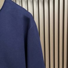 🛒🛒LV 男士初剪羊毛拉链针织夹克外套,本款夹克以精致针织工艺诠释现代男装美学。主体选用柔软初剪羊毛纱线织就,呈现细腻纹 🛒🛒LV 男士初剪羊毛拉链针织夹克外套,本款夹克以精致针织工艺诠释现代男装美学。主体选用柔软初剪羊毛纱线织就,呈现细腻纹