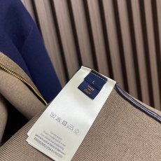 🛒🛒LV 男士初剪羊毛拉链针织夹克外套,本款夹克以精致针织工艺诠释现代男装美学。主体选用柔软初剪羊毛纱线织就,呈现细腻纹 🛒🛒LV 男士初剪羊毛拉链针织夹克外套,本款夹克以精致针织工艺诠释现代男装美学。主体选用柔软初剪羊毛纱线织就,呈现细腻纹