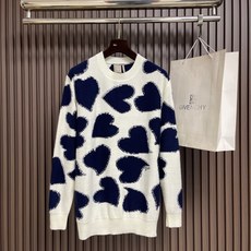 🛒🛒DIOR 2026ss 七夕限定系列 心形印花圆领宽松长袖 毛衣 这款针织衫饰以 Dior Heart 图案,以现代 🛒🛒DIOR 2026ss 七夕限定系列 心形印花圆领宽松长袖 毛衣 这款针织衫饰以 Dior Heart 图案,以现代