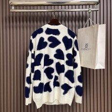 🛒🛒DIOR 2026ss 七夕限定系列 心形印花圆领宽松长袖 毛衣 这款针织衫饰以 Dior Heart 图案,以现代 🛒🛒DIOR 2026ss 七夕限定系列 心形印花圆领宽松长袖 毛衣 这款针织衫饰以 Dior Heart 图案,以现代