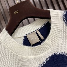 🛒🛒DIOR 2026ss 七夕限定系列 心形印花圆领宽松长袖 毛衣 这款针织衫饰以 Dior Heart 图案,以现代 🛒🛒DIOR 2026ss 七夕限定系列 心形印花圆领宽松长袖 毛衣 这款针织衫饰以 Dior Heart 图案,以现代