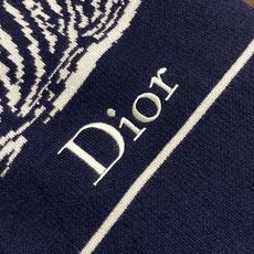 🛒🛒Dior 2026ss早秋新款白鲸记主题提花针织毛衣,藏青底色,经典《MOBY DICK》白鲸文学主题图案,胸前大面 🛒🛒Dior 2026ss早秋新款白鲸记主题提花针织毛衣,藏青底色,经典《MOBY DICK》白鲸文学主题图案,胸前大面