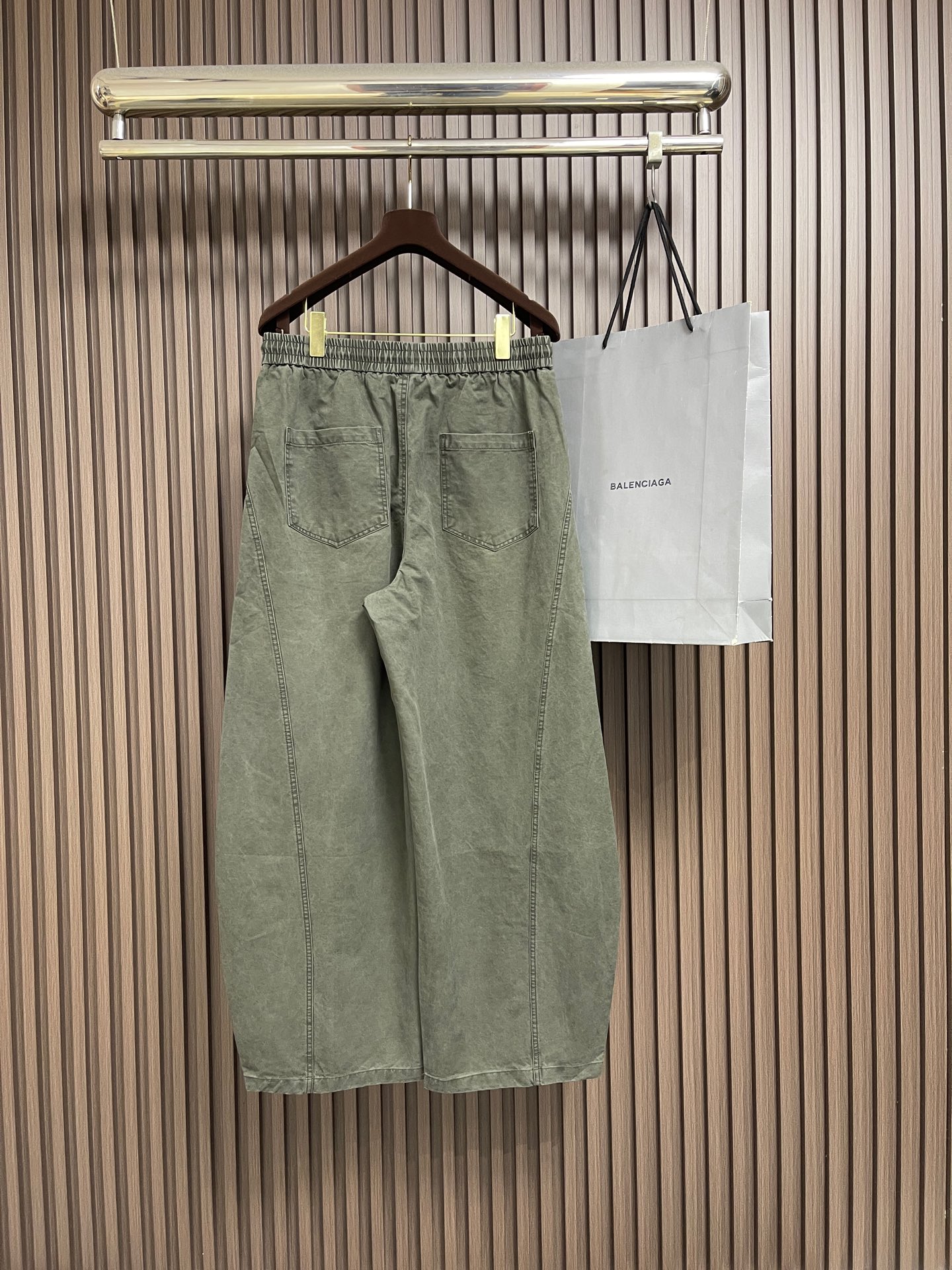 🛒🛒BV 军绿色工装弯刀裤，松弛感天花板，重工水洗做旧军绿色调，自带复古做旧肌理感，不挑肤色高级耐看。标志性弯刀阔腿剪裁