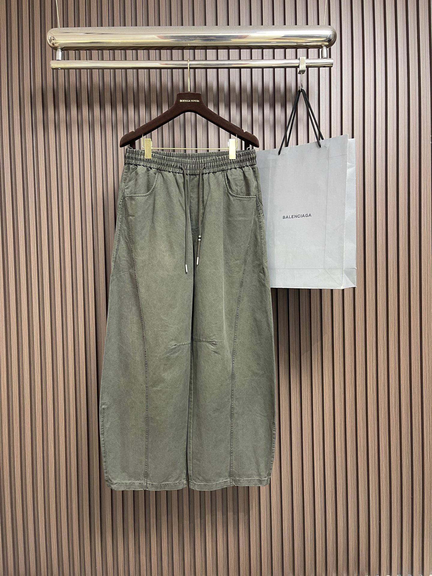 🛒🛒BV 军绿色工装弯刀裤，松弛感天花板，重工水洗做旧军绿色调，自带复古做旧肌理感，不挑肤色高级耐看。标志性弯刀阔腿剪裁