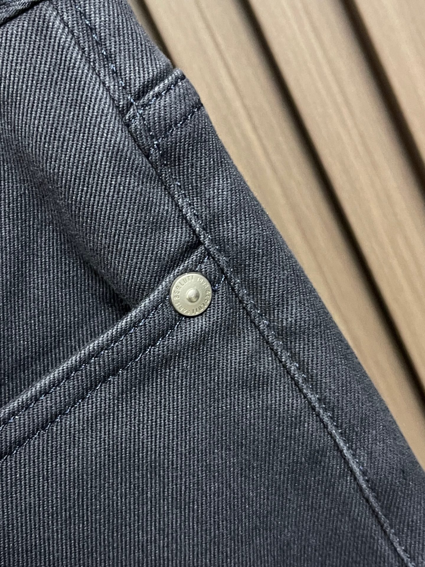 🛒🛒Berluti 2026SS 早秋新款直筒牛仔裤!法国奢华高端品牌重磅打造专为绅士们提供匠心独具的时尚优雅单品!Be 🛒🛒Berluti 2026SS 早秋新款直筒牛仔裤!法国奢华高端品牌重磅打造专为绅士们提供匠心独具的时尚优雅单品!Be