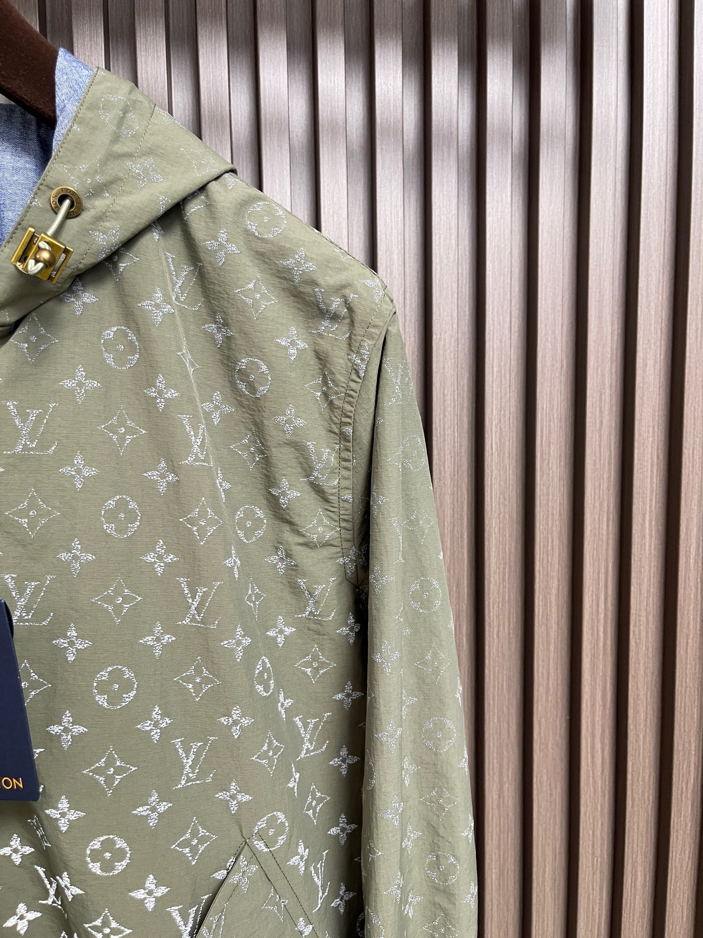 🛒🛒LV 2026SS新款男士休闲双面连帽夹克外套。穿上简约干练的休闲双面外套,瞬间重回时髦霸气,又是活力满满的状态。拉 🛒🛒LV 2026SS新款男士休闲双面连帽夹克外套。穿上简约干练的休闲双面外套,瞬间重回时髦霸气,又是活力满满的状态。拉