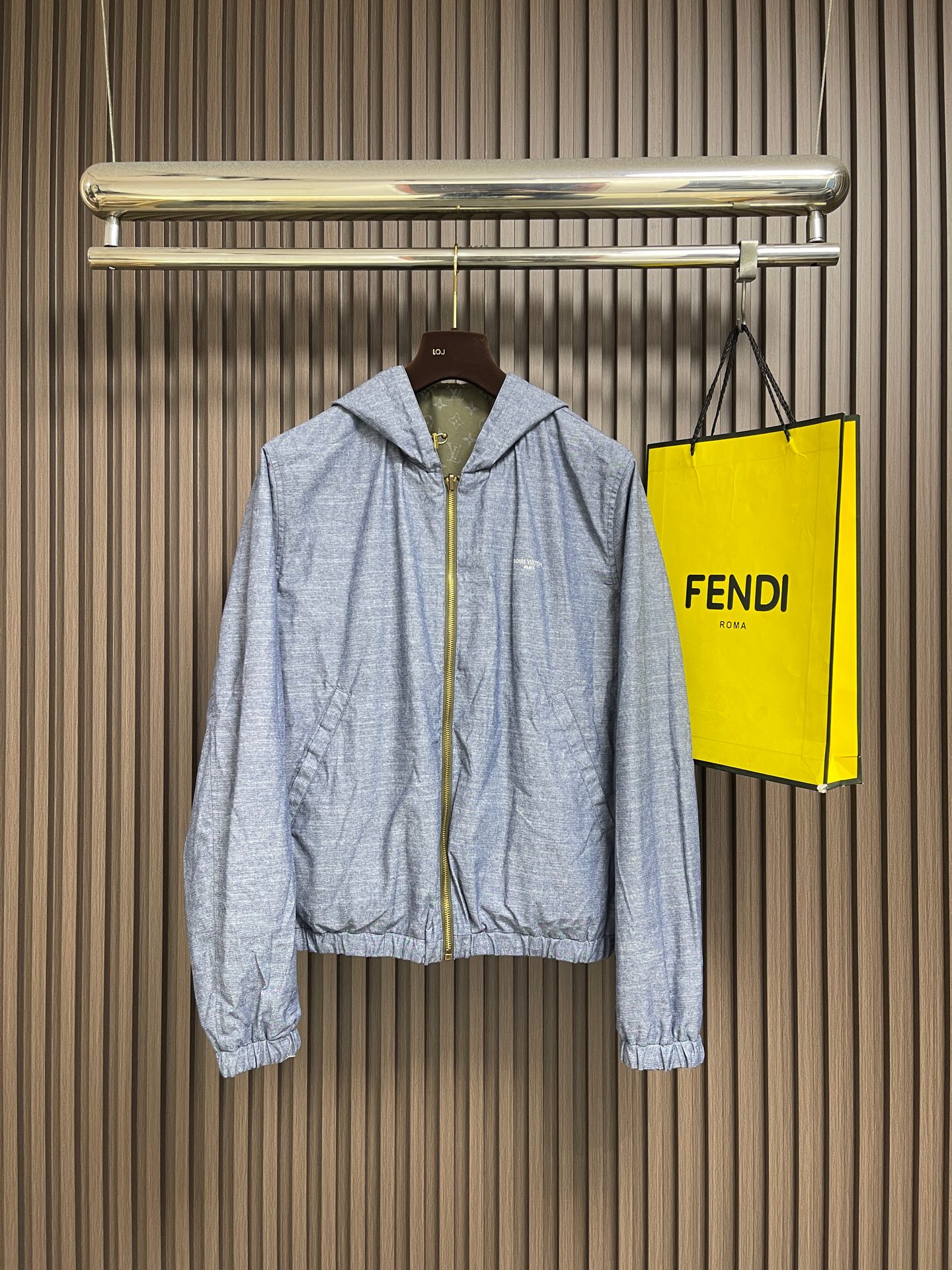 🛒🛒LV 2026SS新款男士休闲双面连帽夹克外套。穿上简约干练的休闲双面外套,瞬间重回时髦霸气,又是活力满满的状态。拉 🛒🛒LV 2026SS新款男士休闲双面连帽夹克外套。穿上简约干练的休闲双面外套,瞬间重回时髦霸气,又是活力满满的状态。拉