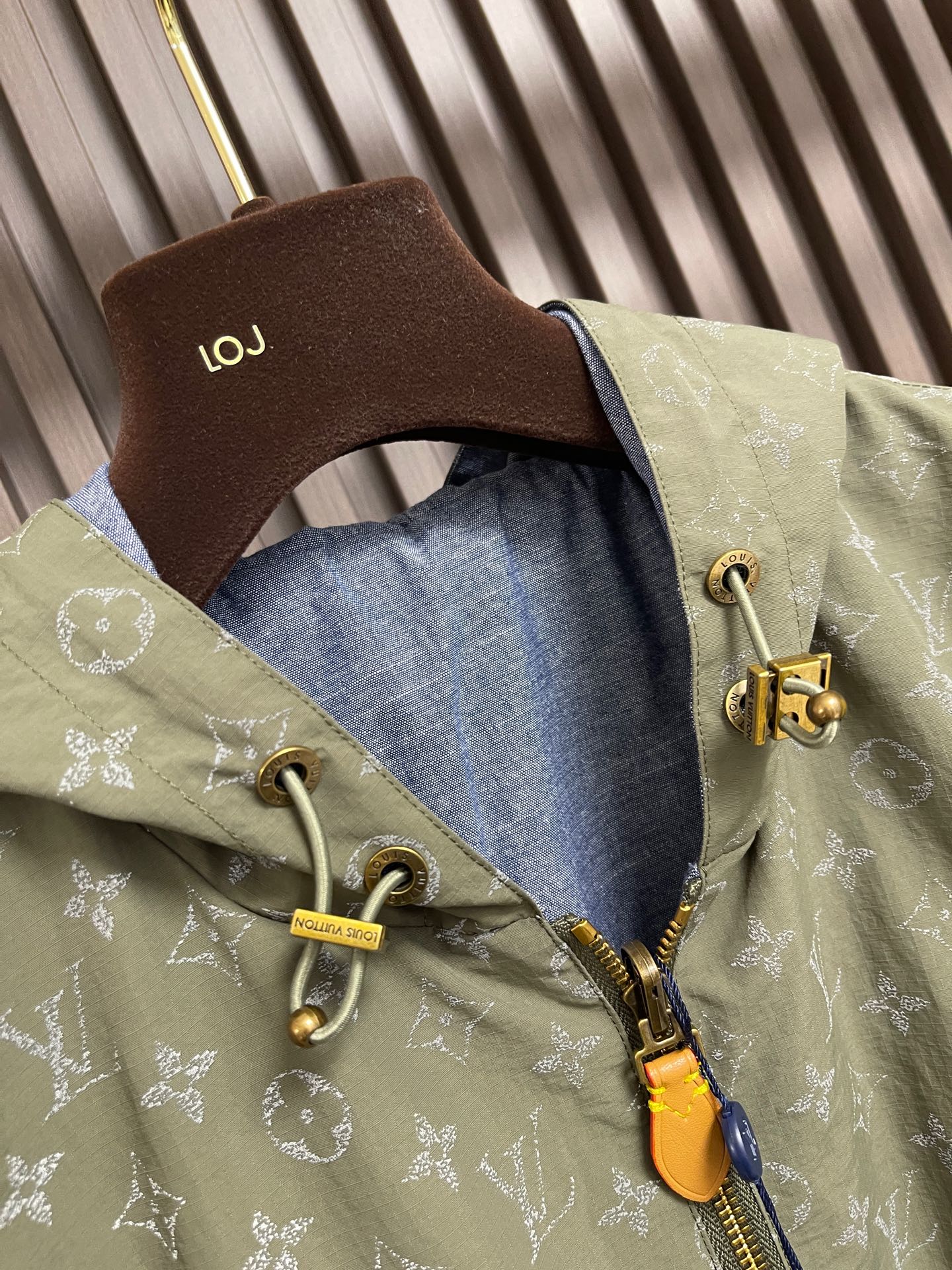 🛒🛒LV 2026SS新款男士休闲双面连帽夹克外套。穿上简约干练的休闲双面外套,瞬间重回时髦霸气,又是活力满满的状态。拉 🛒🛒LV 2026SS新款男士休闲双面连帽夹克外套。穿上简约干练的休闲双面外套,瞬间重回时髦霸气,又是活力满满的状态。拉