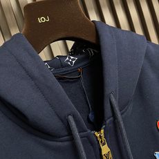 🛒🛒LV 提花标识CVD拉链连帽卫衣,这款提花标识拉链连帽衫选用高克重藏青色棉质毛圈面料,面料厚实柔软,内里毛圈细密,兼 🛒🛒LV 提花标识CVD拉链连帽卫衣,这款提花标识拉链连帽衫选用高克重藏青色棉质毛圈面料,面料厚实柔软,内里毛圈细密,兼