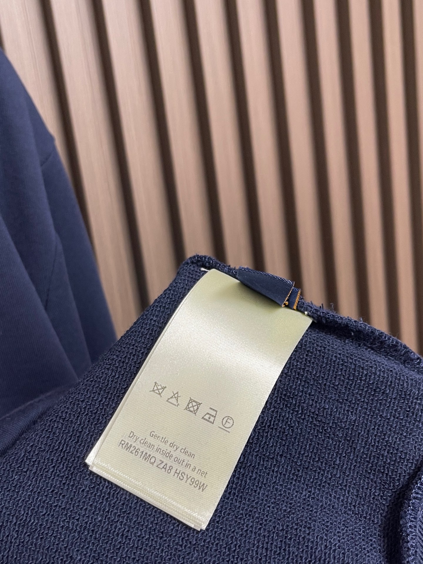 🛒🛒LV 提花标识CVD拉链连帽卫衣,这款提花标识拉链连帽衫选用高克重藏青色棉质毛圈面料,面料厚实柔软,内里毛圈细密,兼 🛒🛒LV 提花标识CVD拉链连帽卫衣,这款提花标识拉链连帽衫选用高克重藏青色棉质毛圈面料,面料厚实柔软,内里毛圈细密,兼