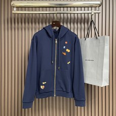 🛒🛒LV 提花标识CVD拉链连帽卫衣,这款提花标识拉链连帽衫选用高克重藏青色棉质毛圈面料,面料厚实柔软,内里毛圈细密,兼 🛒🛒LV 提花标识CVD拉链连帽卫衣,这款提花标识拉链连帽衫选用高克重藏青色棉质毛圈面料,面料厚实柔软,内里毛圈细密,兼