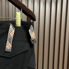 🛒🛒Burberry 经典格纹调节袢多口袋工装裤,采用定织定染黑色工装棉质面料,纱支密度、克重、挺括感完全对标原版,腰侧 🛒🛒Burberry 经典格纹调节袢多口袋工装裤,采用定织定染黑色工装棉质面料,纱支密度、克重、挺括感完全对标原版,腰侧