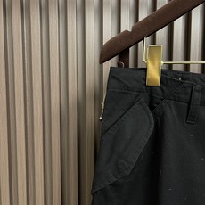 🛒🛒Burberry 经典格纹调节袢多口袋工装裤,采用定织定染黑色工装棉质面料,纱支密度、克重、挺括感完全对标原版,腰侧 🛒🛒Burberry 经典格纹调节袢多口袋工装裤,采用定织定染黑色工装棉质面料,纱支密度、克重、挺括感完全对标原版,腰侧