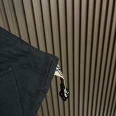 🛒🛒Burberry 经典格纹调节袢多口袋工装裤,采用定织定染黑色工装棉质面料,纱支密度、克重、挺括感完全对标原版,腰侧 🛒🛒Burberry 经典格纹调节袢多口袋工装裤,采用定织定染黑色工装棉质面料,纱支密度、克重、挺括感完全对标原版,腰侧