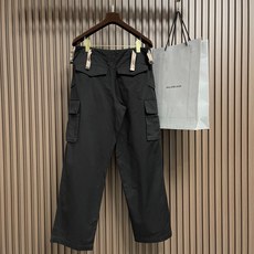 🛒🛒Burberry 经典格纹调节袢多口袋工装裤,采用定织定染黑色工装棉质面料,纱支密度、克重、挺括感完全对标原版,腰侧 🛒🛒Burberry 经典格纹调节袢多口袋工装裤,采用定织定染黑色工装棉质面料,纱支密度、克重、挺括感完全对标原版,腰侧