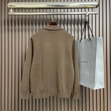 🛒🛒Burberry 战马刺绣Polo针织衫,这款博柏利长袖针织衫选用精纺羊毛混纺细纱织造,织面平整细腻,触感顺滑透气且 🛒🛒Burberry 战马刺绣Polo针织衫,这款博柏利长袖针织衫选用精纺羊毛混纺细纱织造,织面平整细腻,触感顺滑透气且