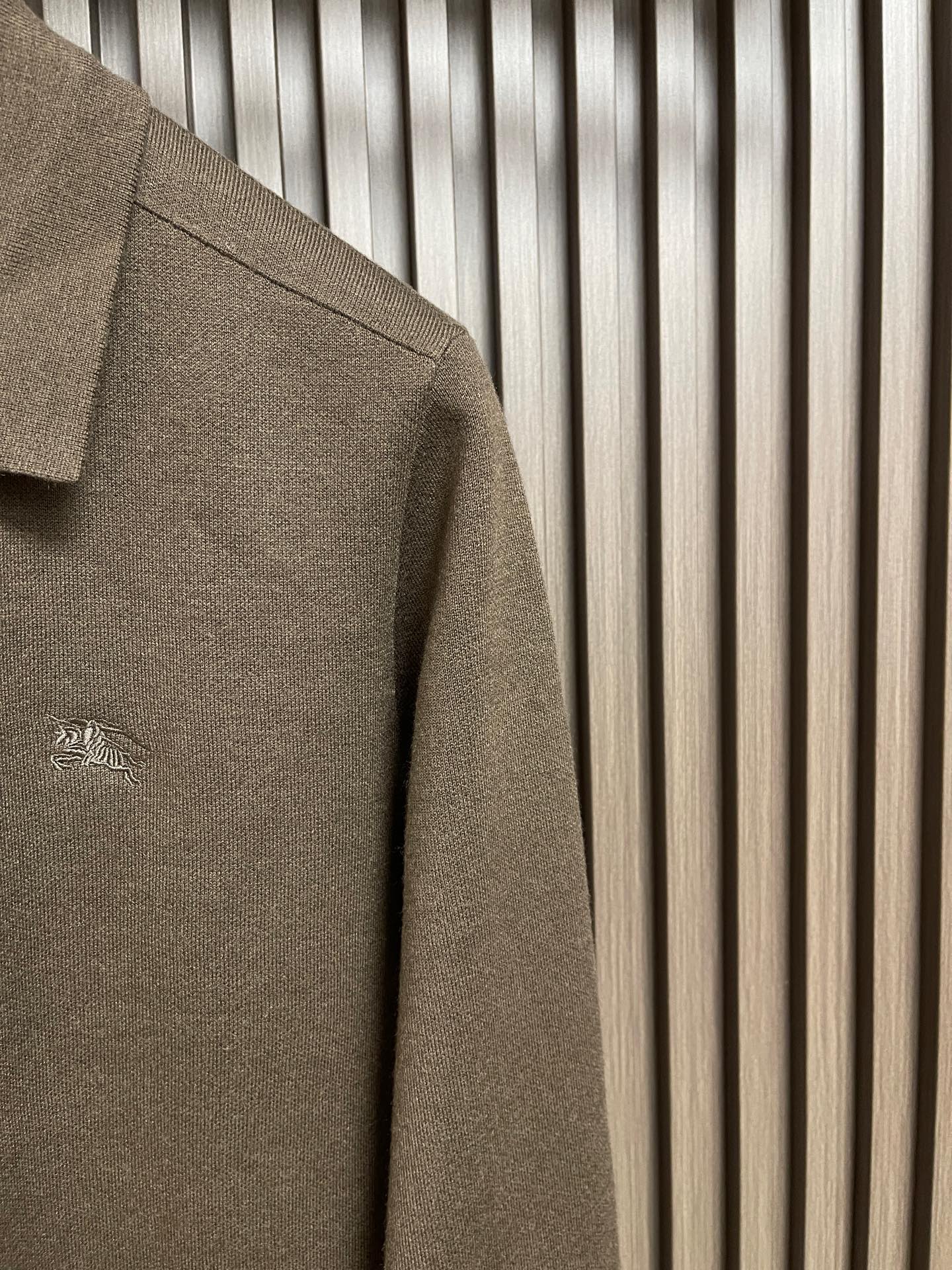 🛒🛒Burberry 战马刺绣Polo针织衫,这款博柏利长袖针织衫选用精纺羊毛混纺细纱织造,织面平整细腻,触感顺滑透气且 🛒🛒Burberry 战马刺绣Polo针织衫,这款博柏利长袖针织衫选用精纺羊毛混纺细纱织造,织面平整细腻,触感顺滑透气且