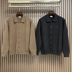 🛒🛒Burberry 战马刺绣Polo针织衫,这款博柏利长袖针织衫选用精纺羊毛混纺细纱织造,织面平整细腻,触感顺滑透气且 🛒🛒Burberry 战马刺绣Polo针织衫,这款博柏利长袖针织衫选用精纺羊毛混纺细纱织造,织面平整细腻,触感顺滑透气且