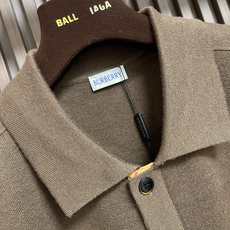 🛒🛒Burberry 战马刺绣Polo针织衫,这款博柏利长袖针织衫选用精纺羊毛混纺细纱织造,织面平整细腻,触感顺滑透气且 🛒🛒Burberry 战马刺绣Polo针织衫,这款博柏利长袖针织衫选用精纺羊毛混纺细纱织造,织面平整细腻,触感顺滑透气且