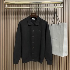 🛒🛒Burberry 战马刺绣Polo针织衫,这款博柏利长袖针织衫选用精纺羊毛混纺细纱织造,织面平整细腻,触感顺滑透气且 🛒🛒Burberry 战马刺绣Polo针织衫,这款博柏利长袖针织衫选用精纺羊毛混纺细纱织造,织面平整细腻,触感顺滑透气且