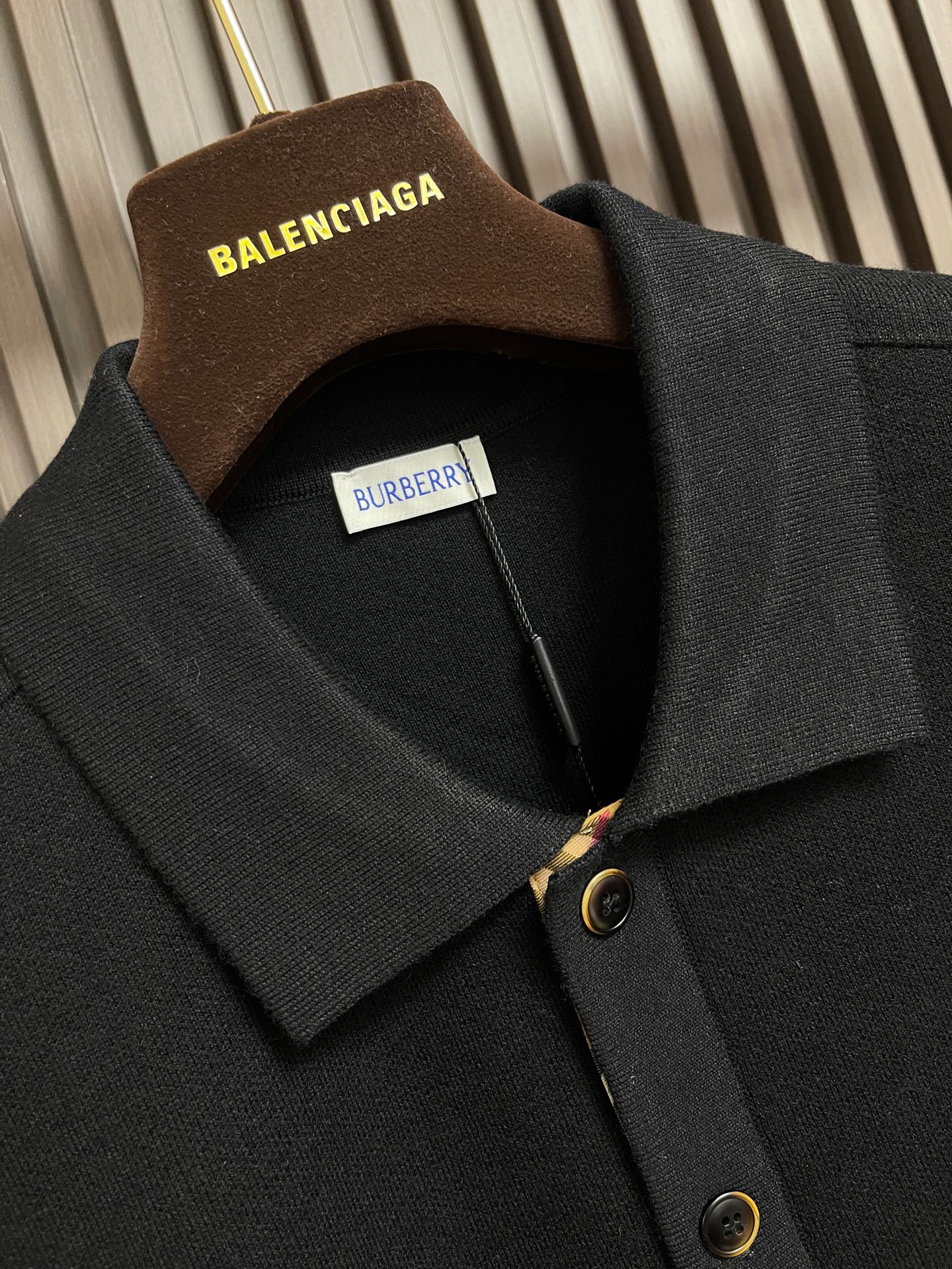 🛒🛒Burberry 战马刺绣Polo针织衫，这款博柏利长袖针织衫选用精纺羊毛混纺细纱织造，织面平整细腻，触感顺滑透气且