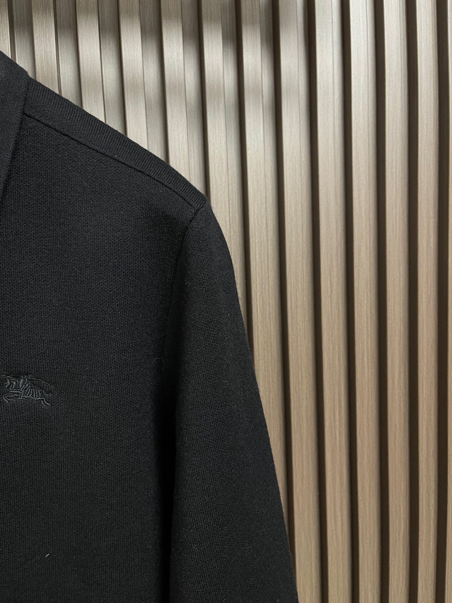 🛒🛒Burberry 战马刺绣Polo针织衫，这款博柏利长袖针织衫选用精纺羊毛混纺细纱织造，织面平整细腻，触感顺滑透气且