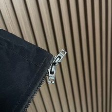🛒🛒Acne Studios 2026SS科技面料徽标刺绣宽松夹克外套 棉锦混纺斜纹科技面料170克 锦纶混纺里布150 🛒🛒Acne Studios 2026SS科技面料徽标刺绣宽松夹克外套 棉锦混纺斜纹科技面料170克 锦纶混纺里布150