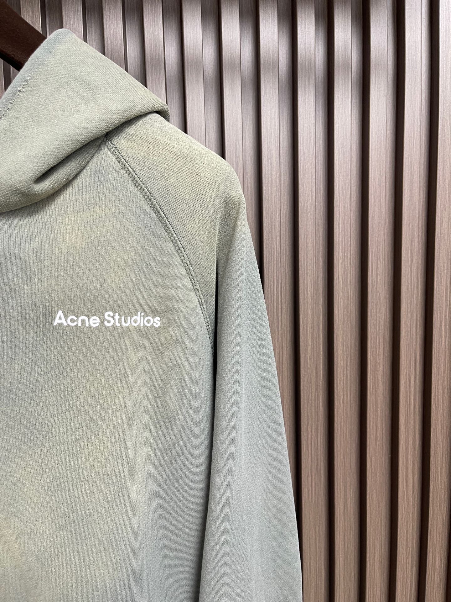 🛒🛒Acne Studios 喷绘做旧徽标连帽卫衣外套,定制暮染酸洗云感抓绒棉,一袭烟苔灰绿铺陈基底,水洗酸洗晕染柔和布 🛒🛒Acne Studios 喷绘做旧徽标连帽卫衣外套,定制暮染酸洗云感抓绒棉,一袭烟苔灰绿铺陈基底,水洗酸洗晕染柔和布