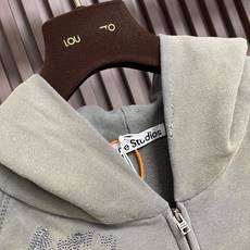 🛒🛒Acne Studios 喷绘做旧徽标连帽卫衣外套,定制暮染酸洗云感抓绒棉,一袭烟苔灰绿铺陈基底,水洗酸洗晕染柔和布 🛒🛒Acne Studios 喷绘做旧徽标连帽卫衣外套,定制暮染酸洗云感抓绒棉,一袭烟苔灰绿铺陈基底,水洗酸洗晕染柔和布