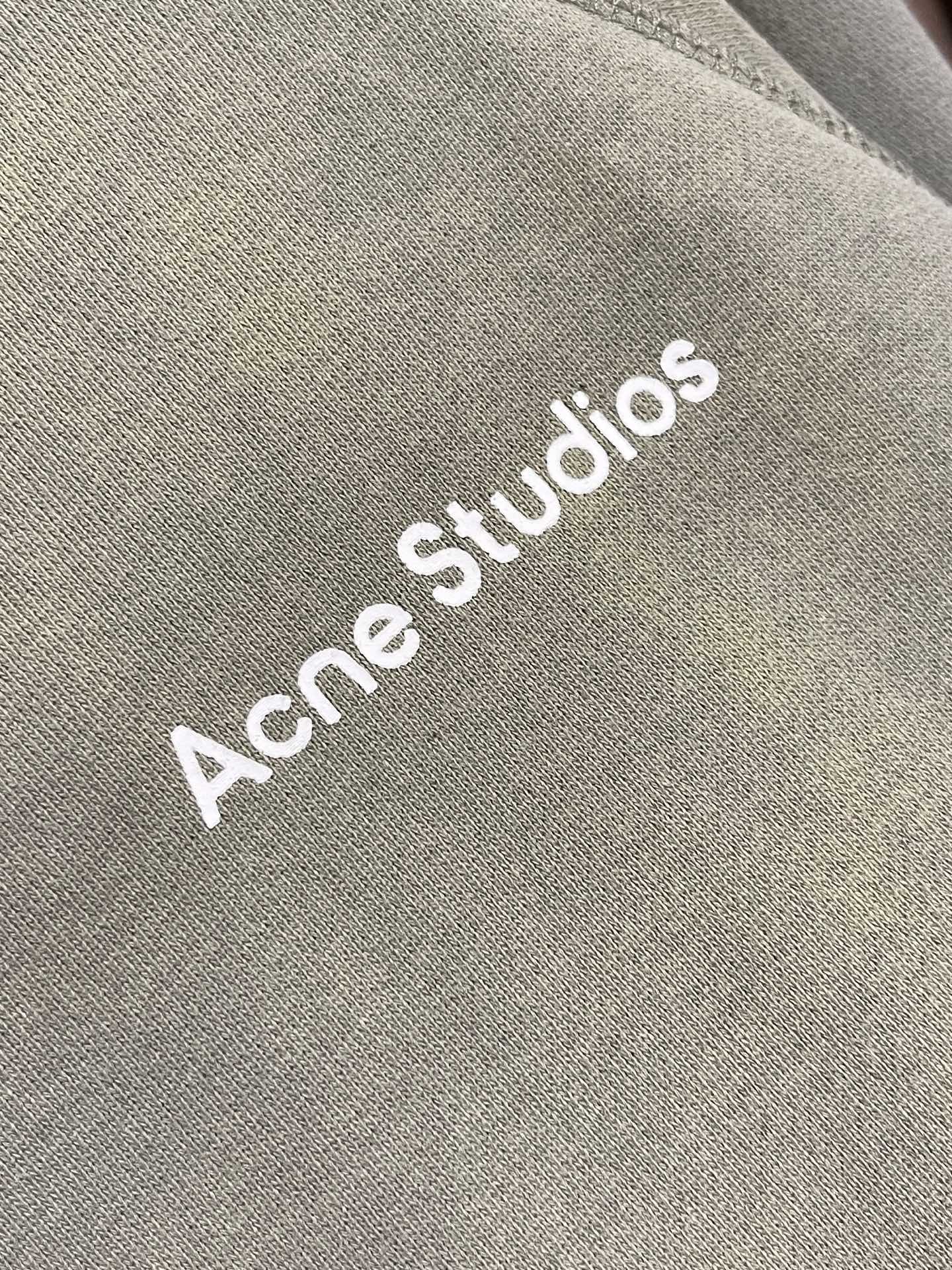 🛒🛒Acne Studios 喷绘做旧徽标连帽卫衣外套,定制暮染酸洗云感抓绒棉,一袭烟苔灰绿铺陈基底,水洗酸洗晕染柔和布 🛒🛒Acne Studios 喷绘做旧徽标连帽卫衣外套,定制暮染酸洗云感抓绒棉,一袭烟苔灰绿铺陈基底,水洗酸洗晕染柔和布