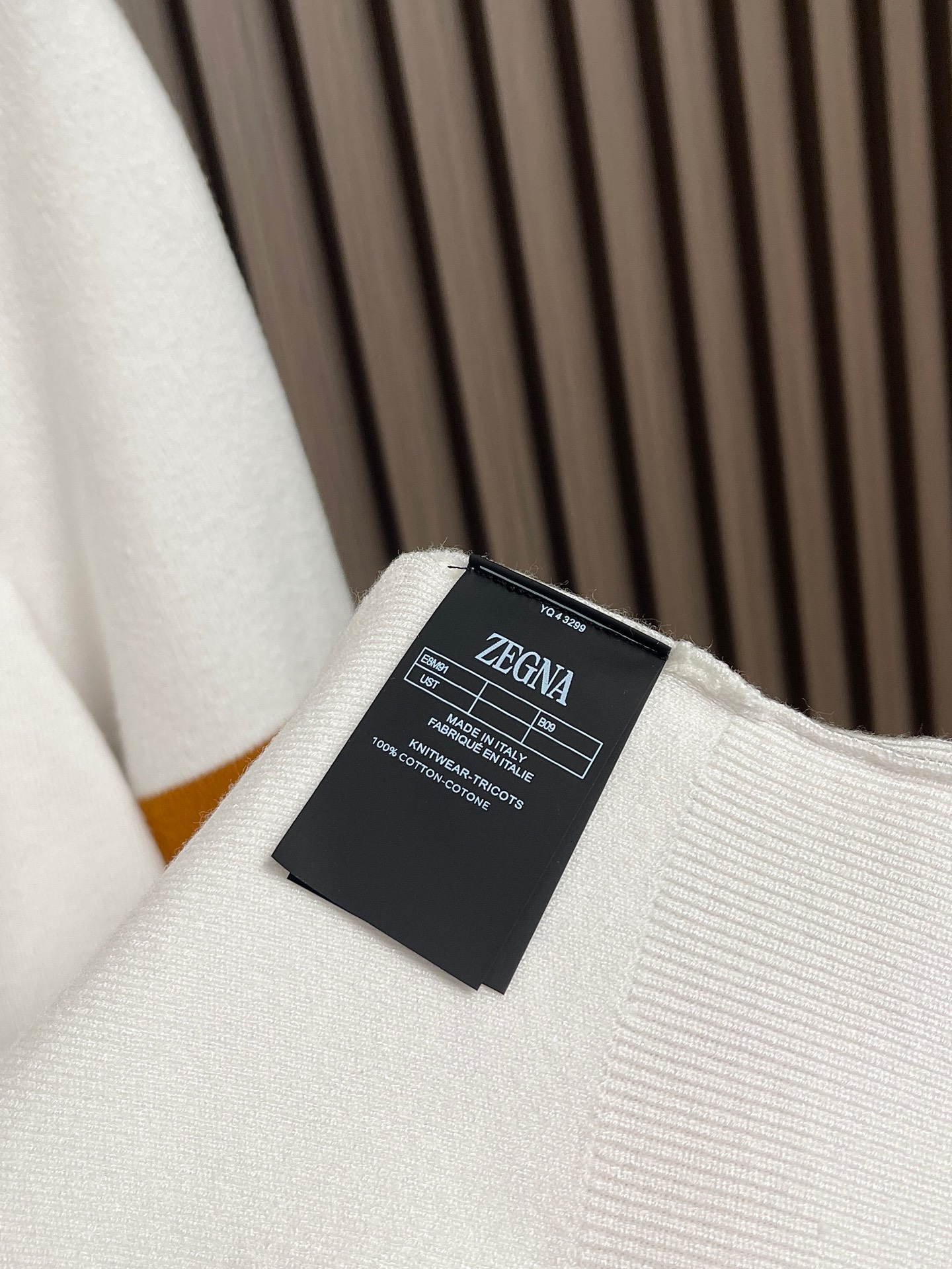 🛒🛒ZEGNA 标识条纹针织毛衣，定制曜序御萃高逸美利诺羊毛，左袖撞色织带隐奢点缀，于细微方寸间镌刻百年世家的内敛底蕴，