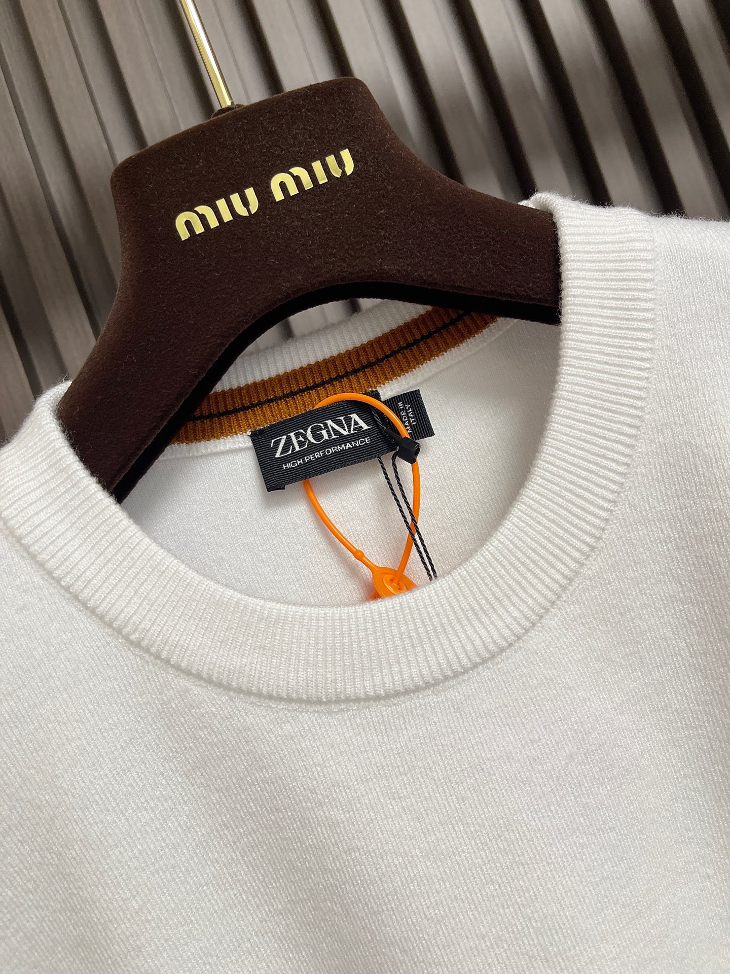 🛒🛒ZEGNA 标识条纹针织毛衣，定制曜序御萃高逸美利诺羊毛，左袖撞色织带隐奢点缀，于细微方寸间镌刻百年世家的内敛底蕴，