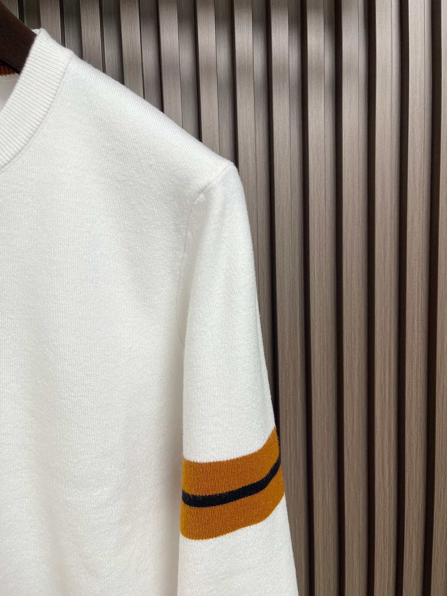 🛒🛒ZEGNA 标识条纹针织毛衣，定制曜序御萃高逸美利诺羊毛，左袖撞色织带隐奢点缀，于细微方寸间镌刻百年世家的内敛底蕴，