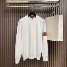 🛒🛒ZEGNA 标识条纹针织毛衣,定制曜序御萃高逸美利诺羊毛,左袖撞色织带隐奢点缀,于细微方寸间镌刻百年世家的内敛底蕴, 🛒🛒ZEGNA 标识条纹针织毛衣,定制曜序御萃高逸美利诺羊毛,左袖撞色织带隐奢点缀,于细微方寸间镌刻百年世家的内敛底蕴,