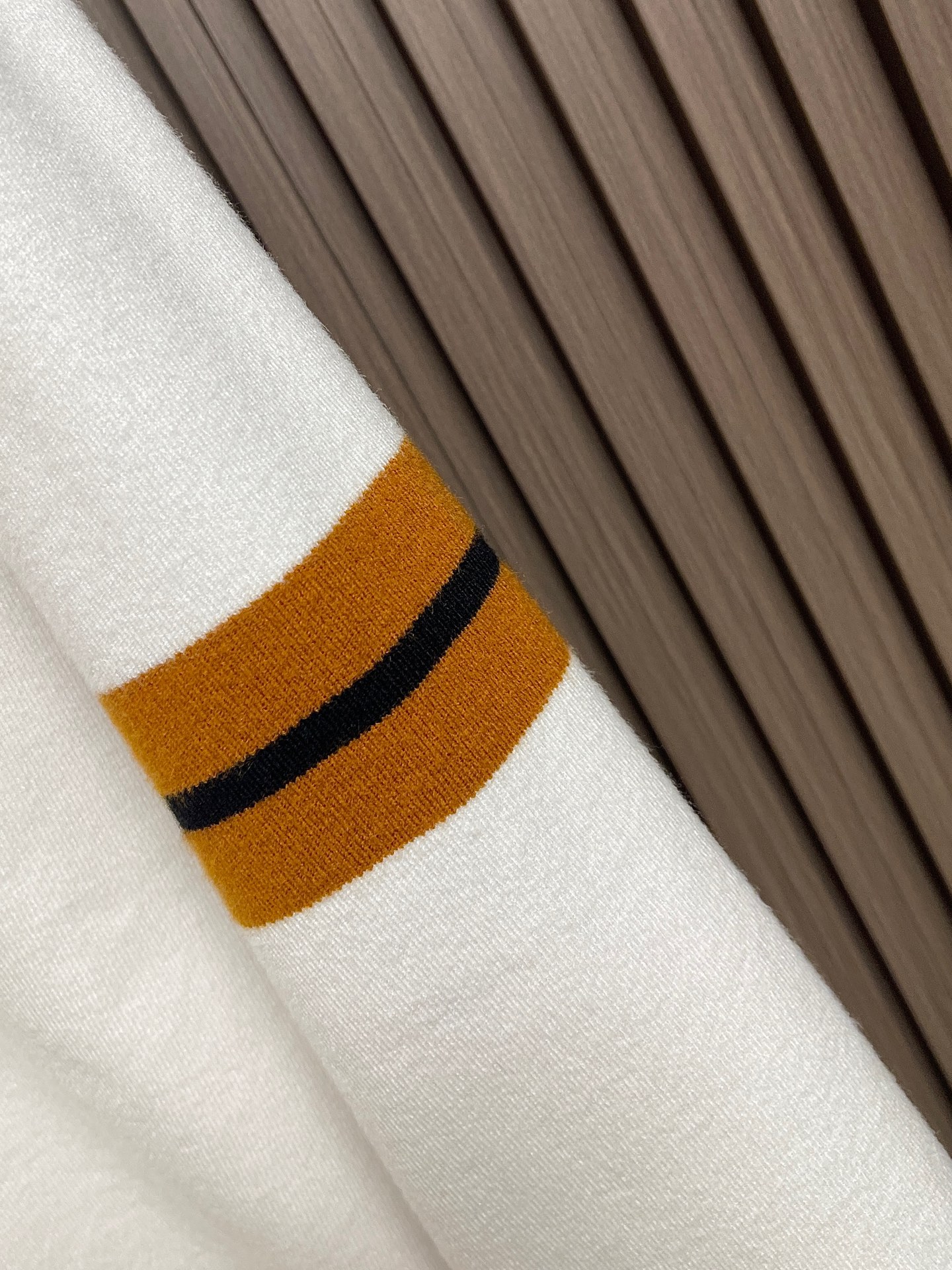 🛒🛒ZEGNA 标识条纹针织毛衣，定制曜序御萃高逸美利诺羊毛，左袖撞色织带隐奢点缀，于细微方寸间镌刻百年世家的内敛底蕴，