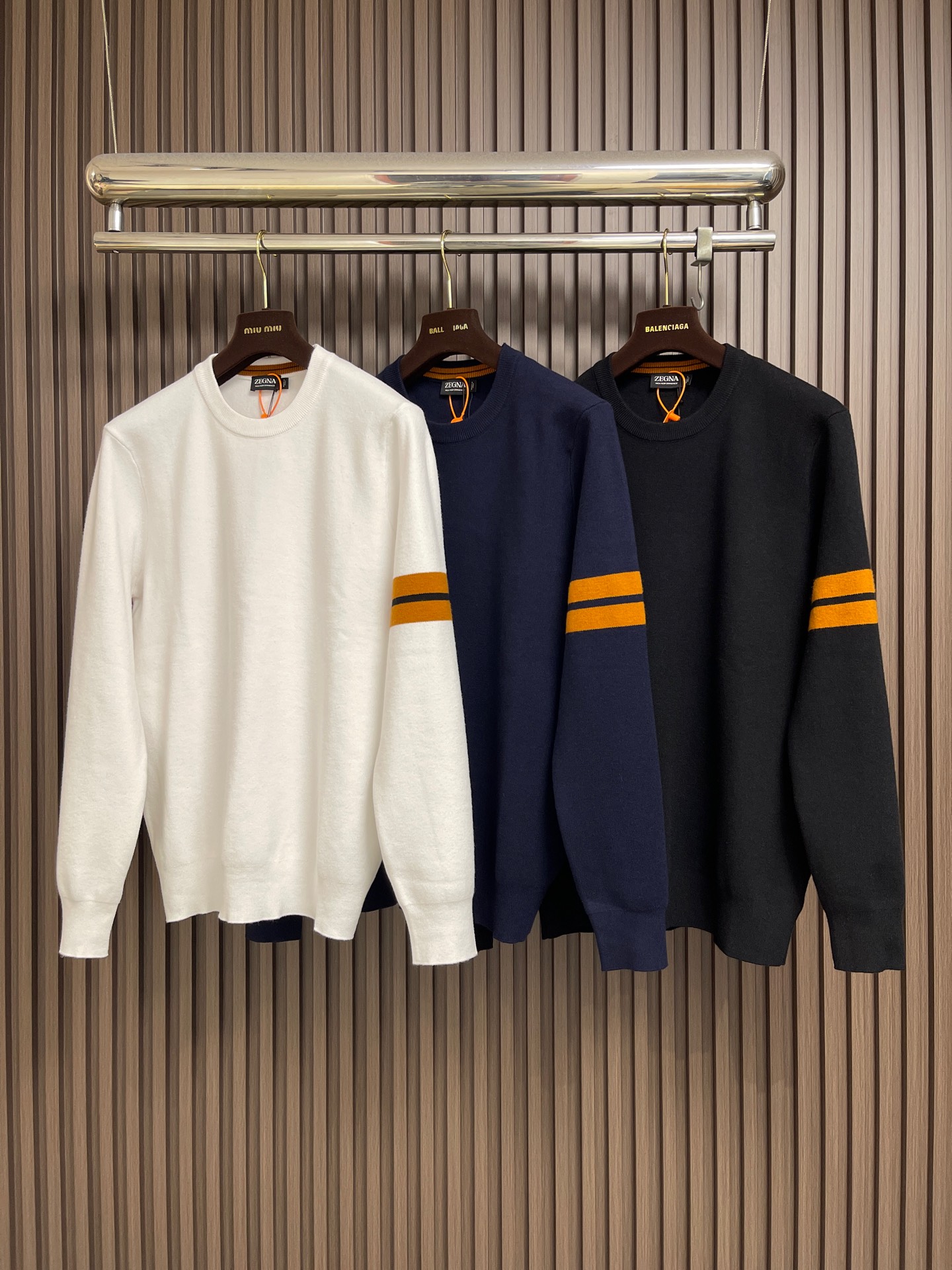 🛒🛒ZEGNA 标识条纹针织毛衣，定制曜序御萃高逸美利诺羊毛，左袖撞色织带隐奢点缀，于细微方寸间镌刻百年世家的内敛底蕴，