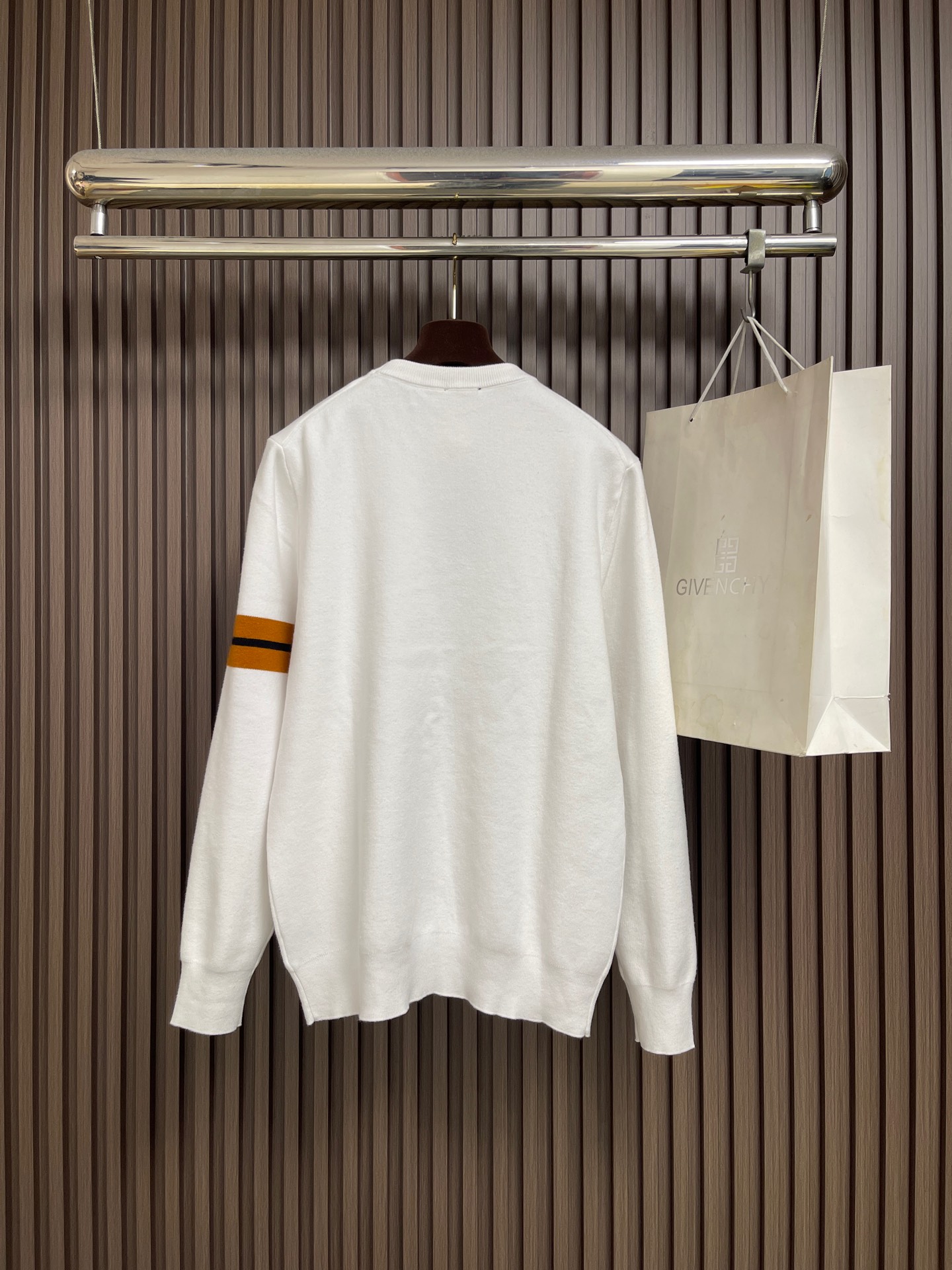 🛒🛒ZEGNA 标识条纹针织毛衣，定制曜序御萃高逸美利诺羊毛，左袖撞色织带隐奢点缀，于细微方寸间镌刻百年世家的内敛底蕴，