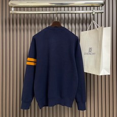 🛒🛒ZEGNA 标识条纹针织毛衣,定制曜序御萃高逸美利诺羊毛,左袖撞色织带隐奢点缀,于细微方寸间镌刻百年世家的内敛底蕴, 🛒🛒ZEGNA 标识条纹针织毛衣,定制曜序御萃高逸美利诺羊毛,左袖撞色织带隐奢点缀,于细微方寸间镌刻百年世家的内敛底蕴,