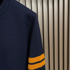 🛒🛒ZEGNA 标识条纹针织毛衣,定制曜序御萃高逸美利诺羊毛,左袖撞色织带隐奢点缀,于细微方寸间镌刻百年世家的内敛底蕴, 🛒🛒ZEGNA 标识条纹针织毛衣,定制曜序御萃高逸美利诺羊毛,左袖撞色织带隐奢点缀,于细微方寸间镌刻百年世家的内敛底蕴,