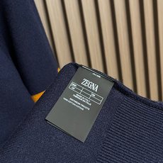 🛒🛒ZEGNA 标识条纹针织毛衣,定制曜序御萃高逸美利诺羊毛,左袖撞色织带隐奢点缀,于细微方寸间镌刻百年世家的内敛底蕴, 🛒🛒ZEGNA 标识条纹针织毛衣,定制曜序御萃高逸美利诺羊毛,左袖撞色织带隐奢点缀,于细微方寸间镌刻百年世家的内敛底蕴,