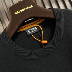 🛒🛒ZEGNA 标识条纹针织毛衣,定制曜序御萃高逸美利诺羊毛,左袖撞色织带隐奢点缀,于细微方寸间镌刻百年世家的内敛底蕴, 🛒🛒ZEGNA 标识条纹针织毛衣,定制曜序御萃高逸美利诺羊毛,左袖撞色织带隐奢点缀,于细微方寸间镌刻百年世家的内敛底蕴,