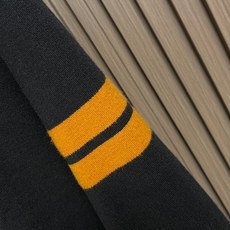 🛒🛒ZEGNA 标识条纹针织毛衣,定制曜序御萃高逸美利诺羊毛,左袖撞色织带隐奢点缀,于细微方寸间镌刻百年世家的内敛底蕴, 🛒🛒ZEGNA 标识条纹针织毛衣,定制曜序御萃高逸美利诺羊毛,左袖撞色织带隐奢点缀,于细微方寸间镌刻百年世家的内敛底蕴,