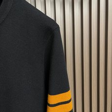 🛒🛒ZEGNA 标识条纹针织毛衣,定制曜序御萃高逸美利诺羊毛,左袖撞色织带隐奢点缀,于细微方寸间镌刻百年世家的内敛底蕴, 🛒🛒ZEGNA 标识条纹针织毛衣,定制曜序御萃高逸美利诺羊毛,左袖撞色织带隐奢点缀,于细微方寸间镌刻百年世家的内敛底蕴,
