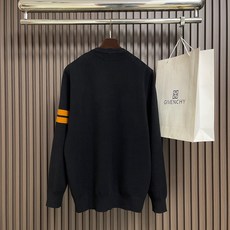 🛒🛒ZEGNA 标识条纹针织毛衣,定制曜序御萃高逸美利诺羊毛,左袖撞色织带隐奢点缀,于细微方寸间镌刻百年世家的内敛底蕴, 🛒🛒ZEGNA 标识条纹针织毛衣,定制曜序御萃高逸美利诺羊毛,左袖撞色织带隐奢点缀,于细微方寸间镌刻百年世家的内敛底蕴,