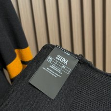 🛒🛒ZEGNA 标识条纹针织毛衣,定制曜序御萃高逸美利诺羊毛,左袖撞色织带隐奢点缀,于细微方寸间镌刻百年世家的内敛底蕴, 🛒🛒ZEGNA 标识条纹针织毛衣,定制曜序御萃高逸美利诺羊毛,左袖撞色织带隐奢点缀,于细微方寸间镌刻百年世家的内敛底蕴,