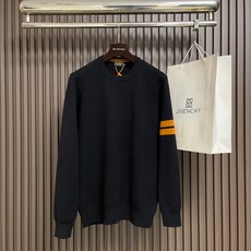 🛒🛒ZEGNA 标识条纹针织毛衣,定制曜序御萃高逸美利诺羊毛,左袖撞色织带隐奢点缀,于细微方寸间镌刻百年世家的内敛底蕴, 🛒🛒ZEGNA 标识条纹针织毛衣,定制曜序御萃高逸美利诺羊毛,左袖撞色织带隐奢点缀,于细微方寸间镌刻百年世家的内敛底蕴,