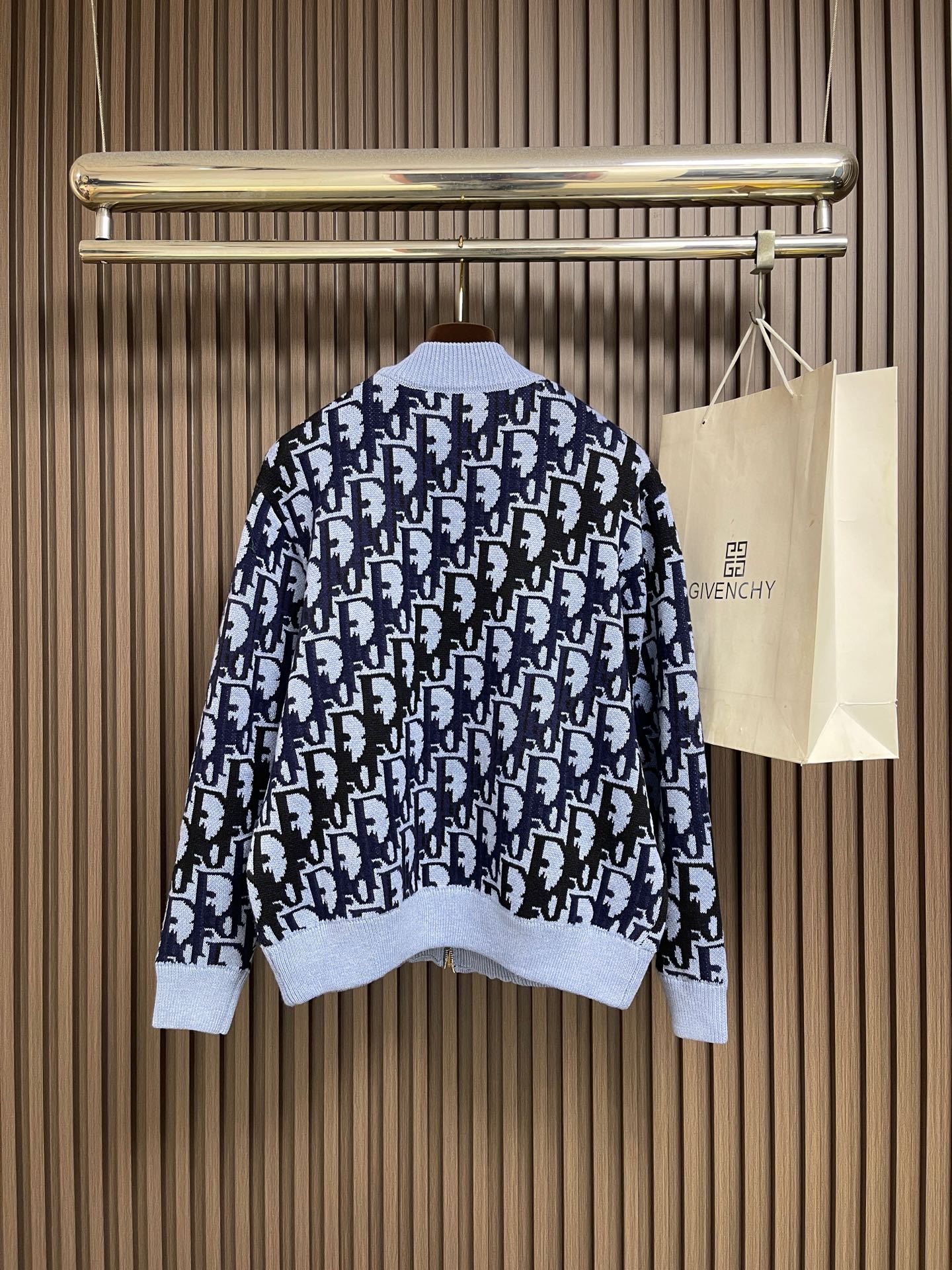 🛒🛒Dior Oblique 渐变满印毛衣外套，定织岚缂云序臻织绵羊毛 垂坠挺括 软糯温润 冰蓝为基底 蓝调向炭黑循序晕