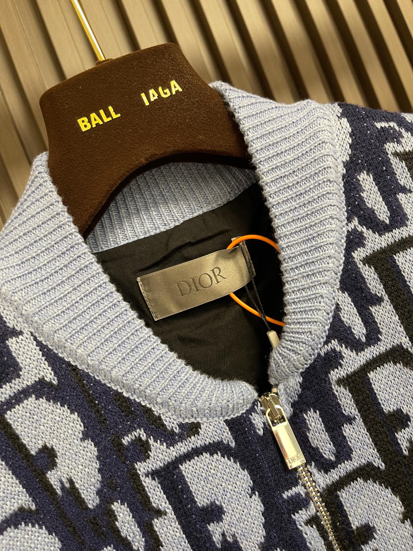 🛒🛒Dior Oblique 渐变满印毛衣外套，定织岚缂云序臻织绵羊毛 垂坠挺括 软糯温润 冰蓝为基底 蓝调向炭黑循序晕