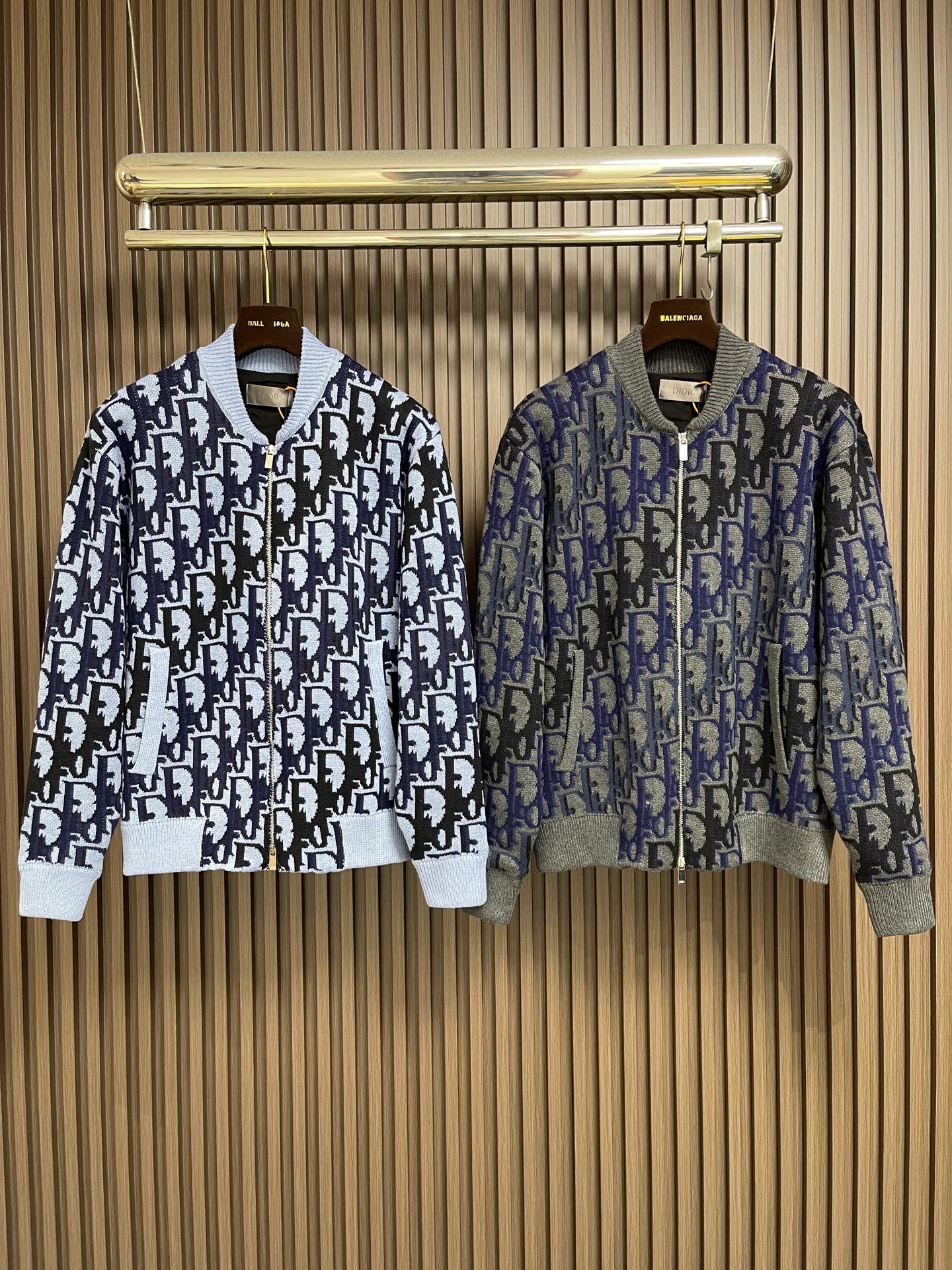 🛒🛒Dior Oblique 渐变满印毛衣外套，定织岚缂云序臻织绵羊毛 垂坠挺括 软糯温润 冰蓝为基底 蓝调向炭黑循序晕